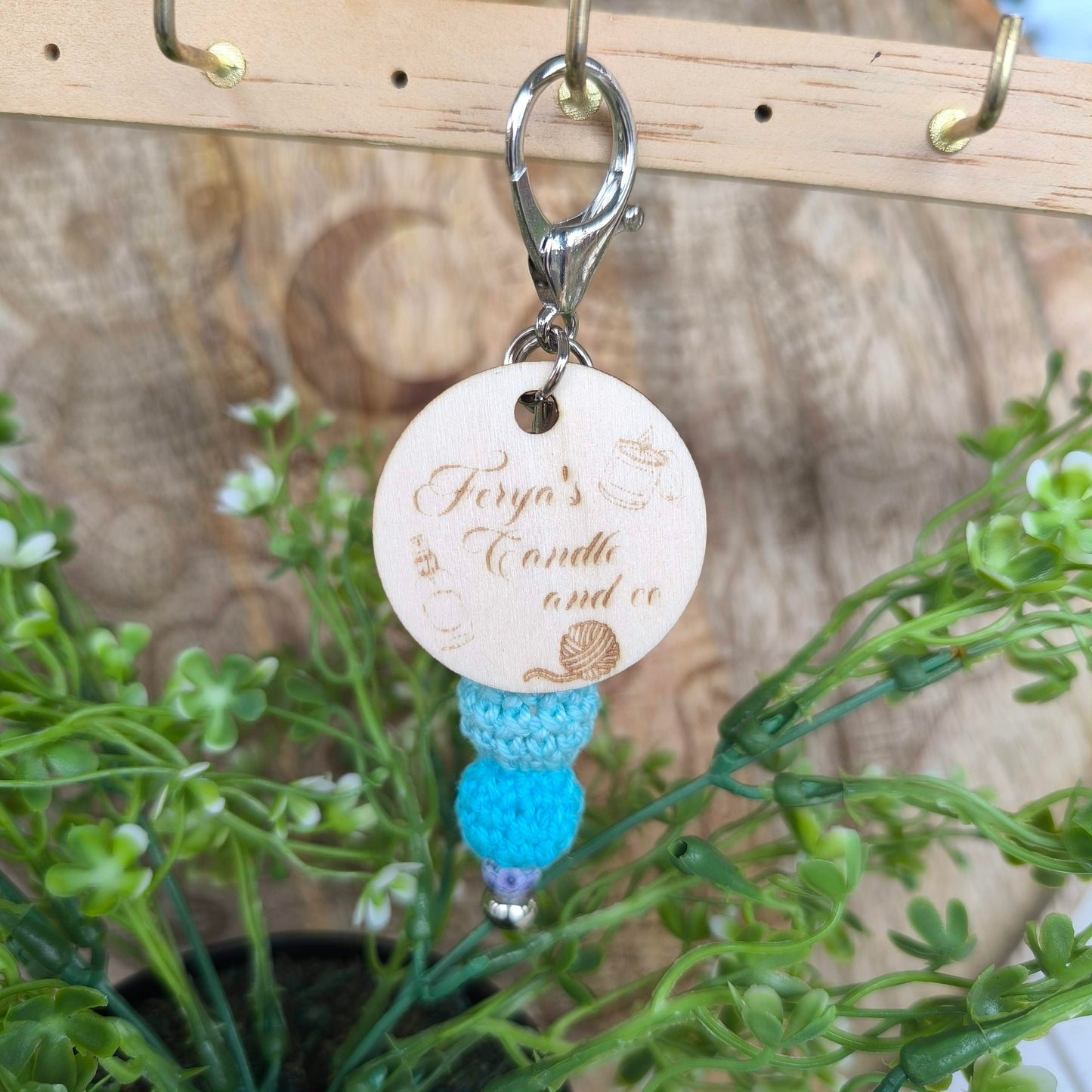 Porte-clé artisanal gravé & perles crochetées