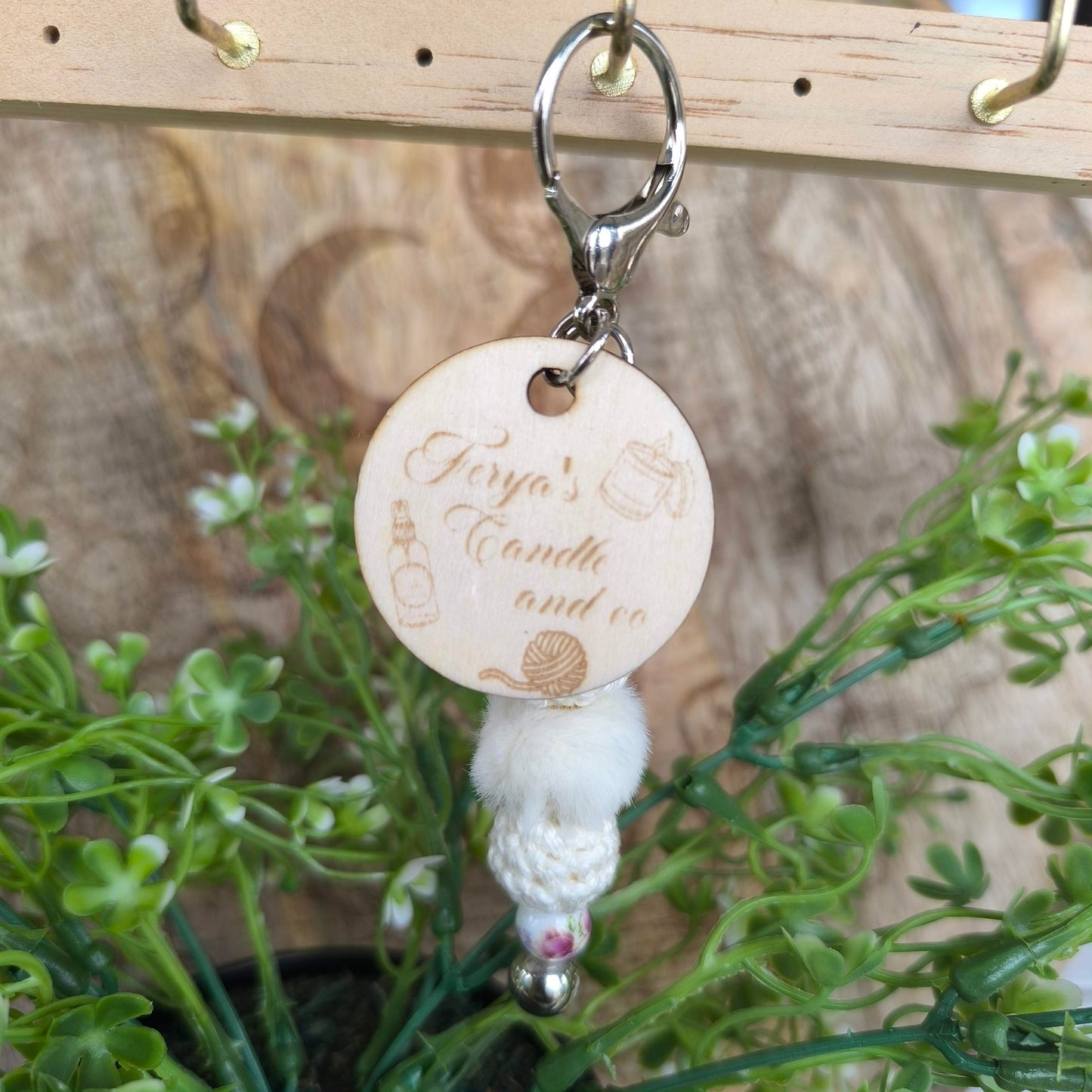 Porte-clé artisanal gravé & perles crochetées