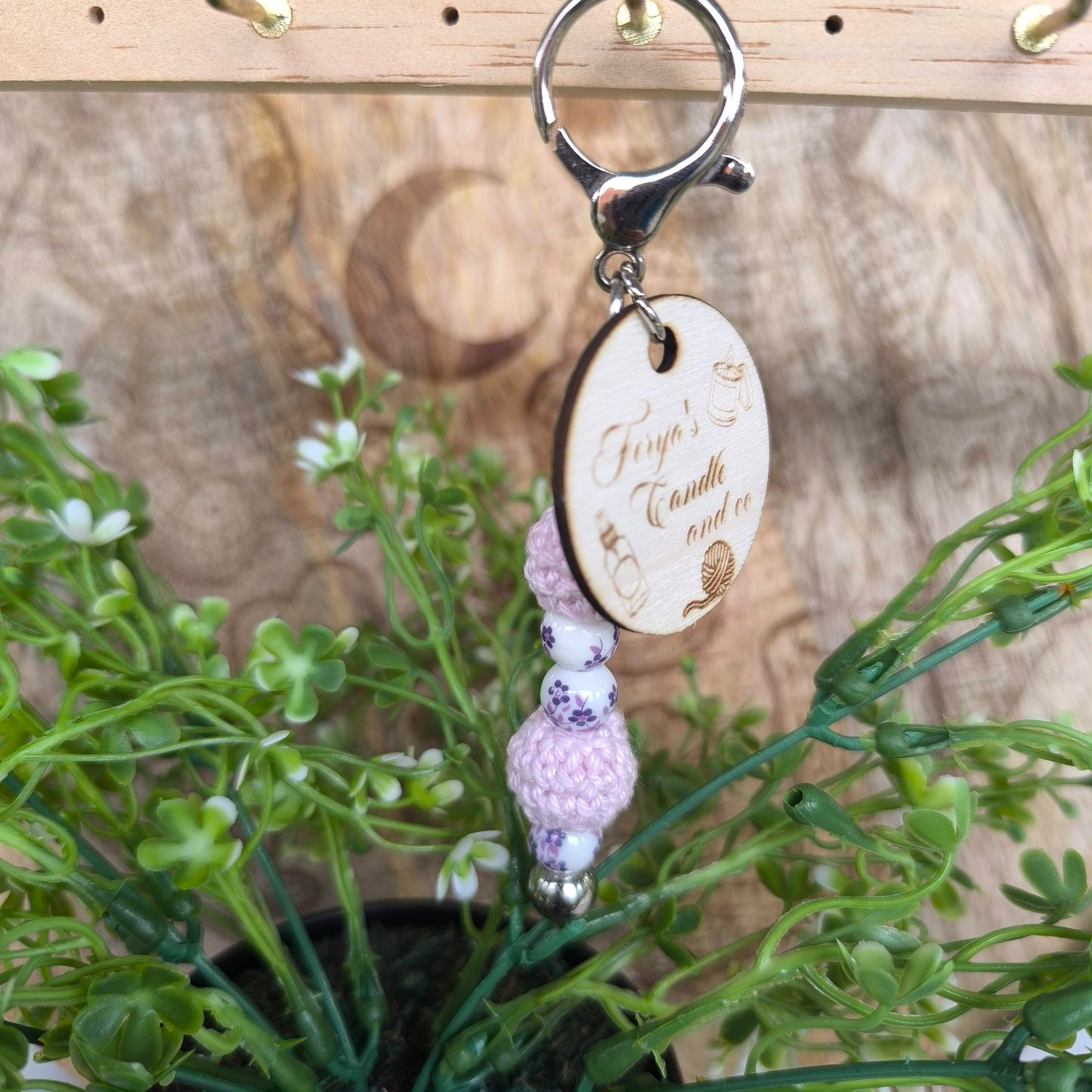 Porte-clé artisanal gravé & perles crochetées