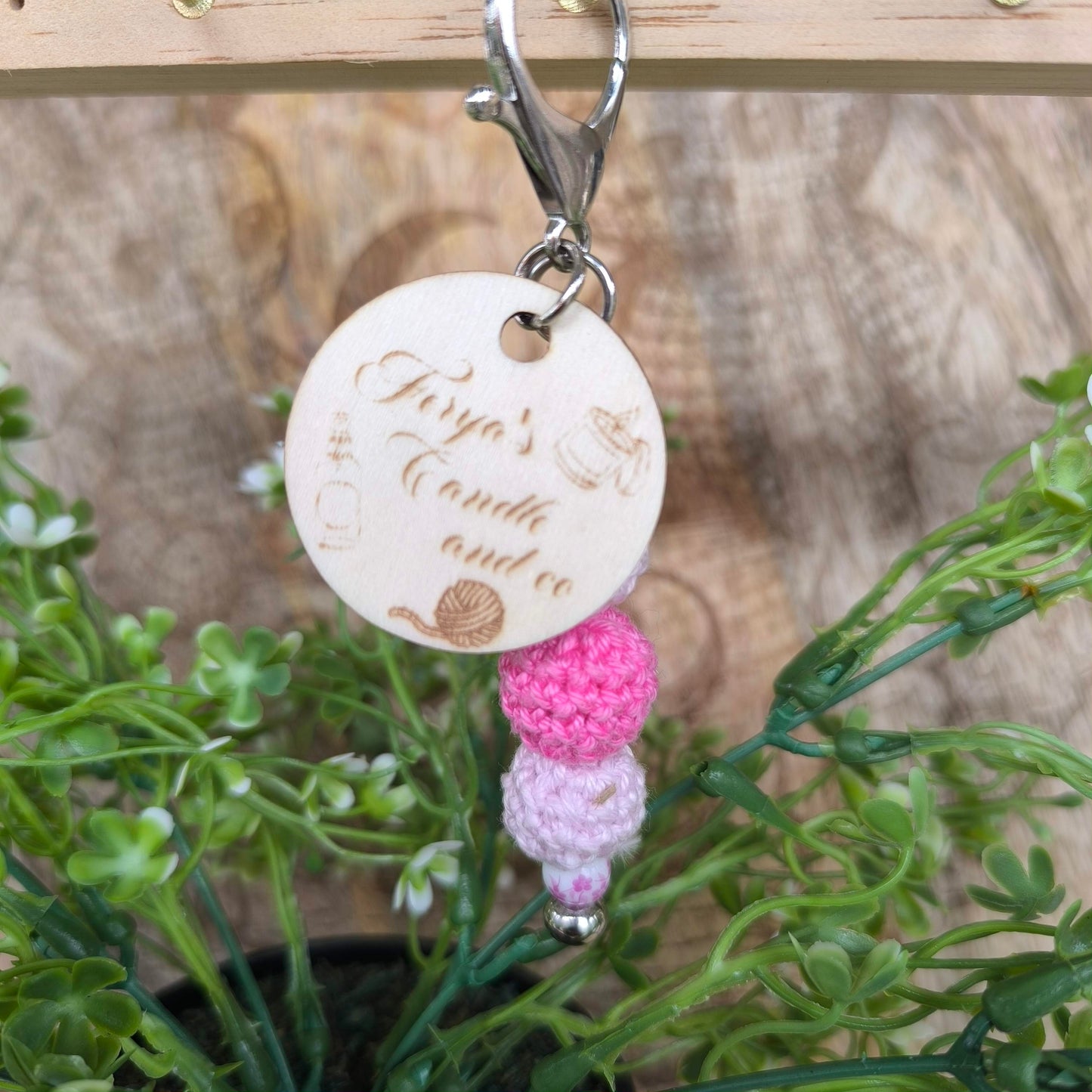Porte-clé artisanal gravé & perles crochetées