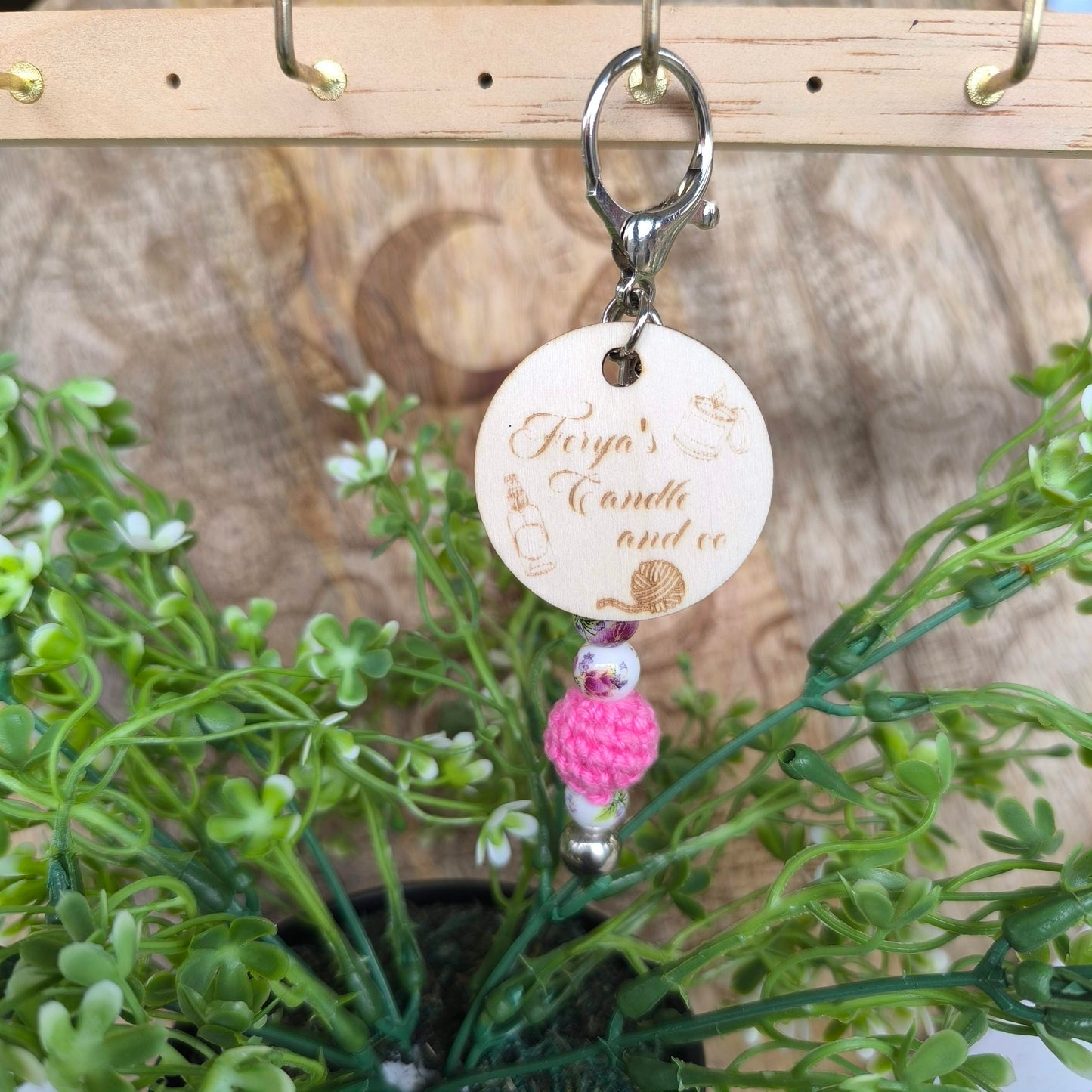 Porte-clé artisanal gravé & perles crochetées