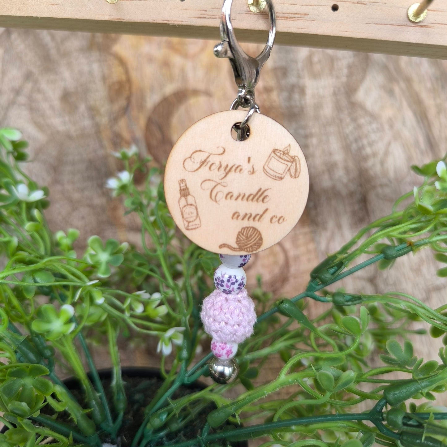 Porte-clé artisanal gravé & perles crochetées