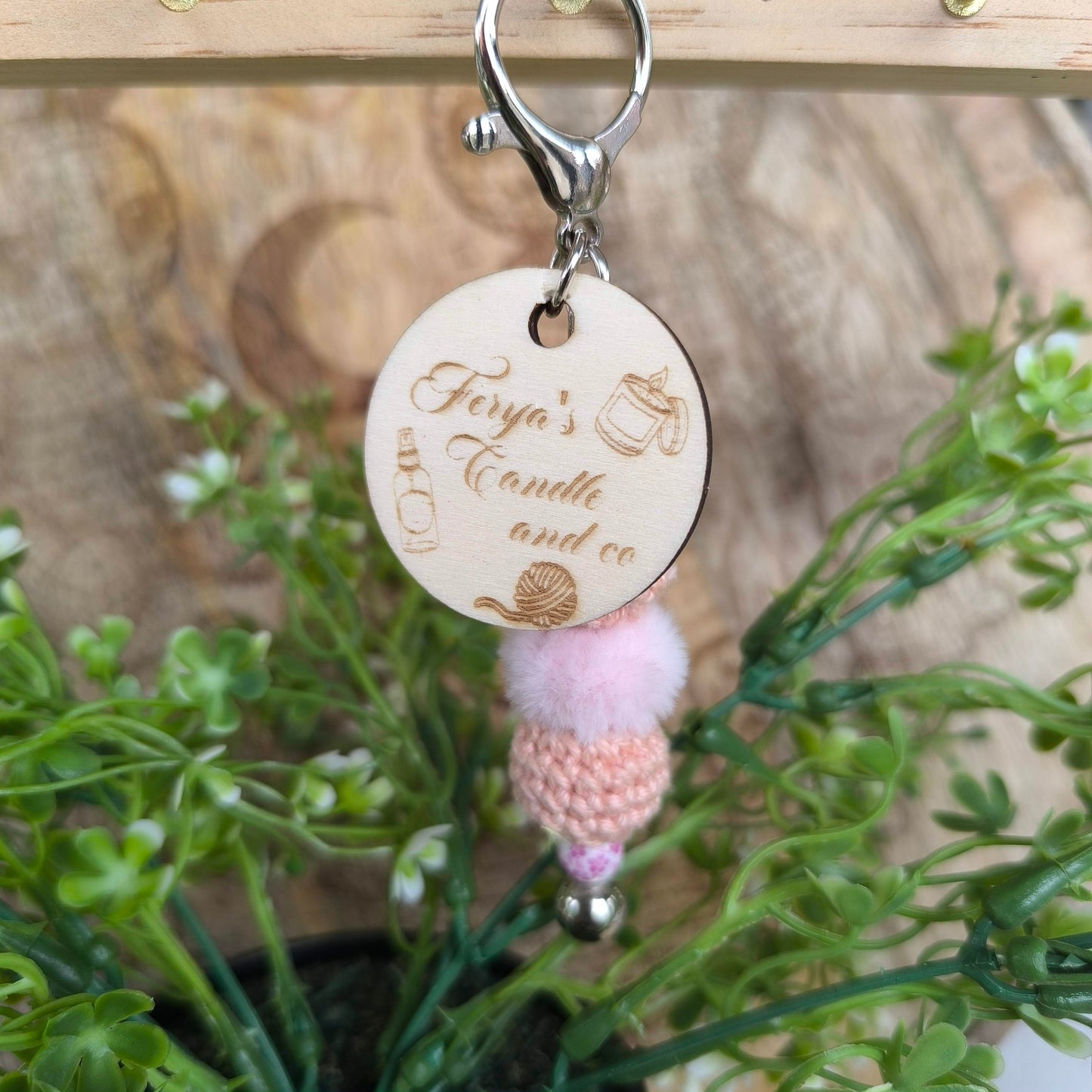 Porte-clé artisanal gravé & perles crochetées