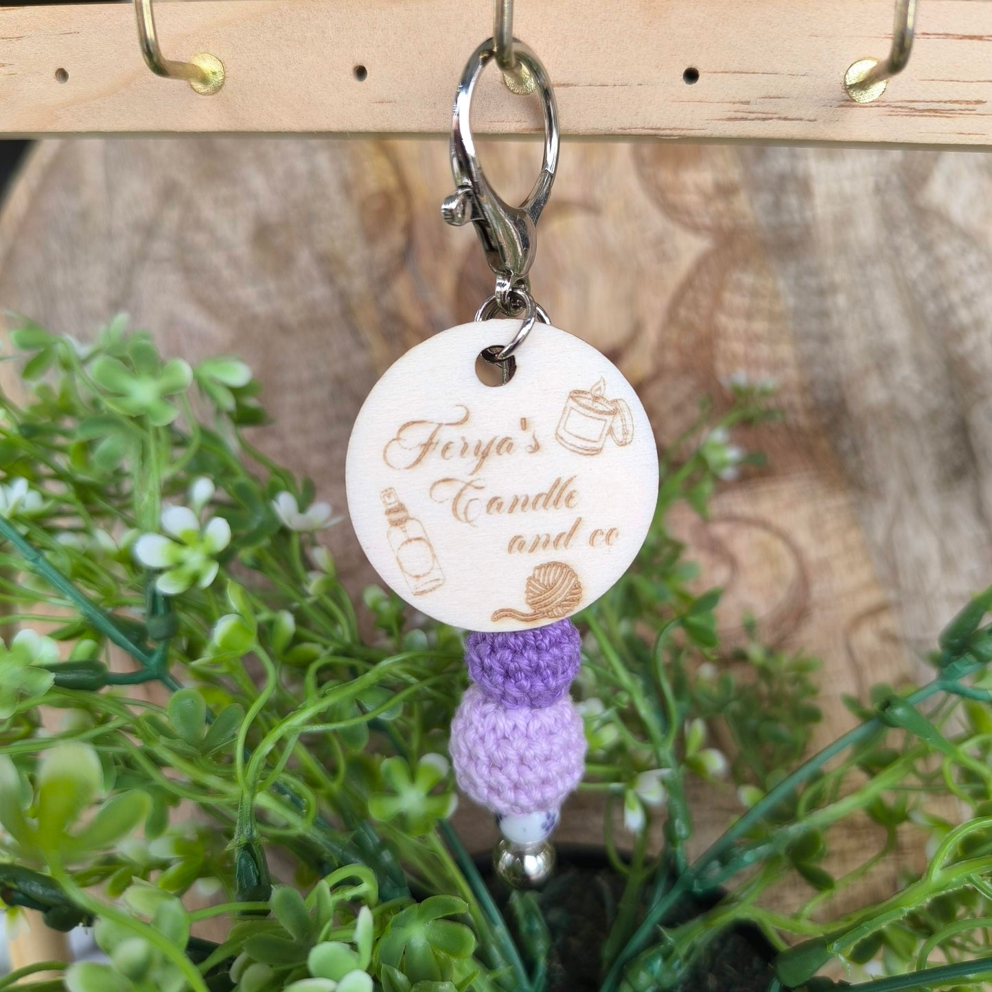 Porte-clé artisanal gravé & perles crochetées