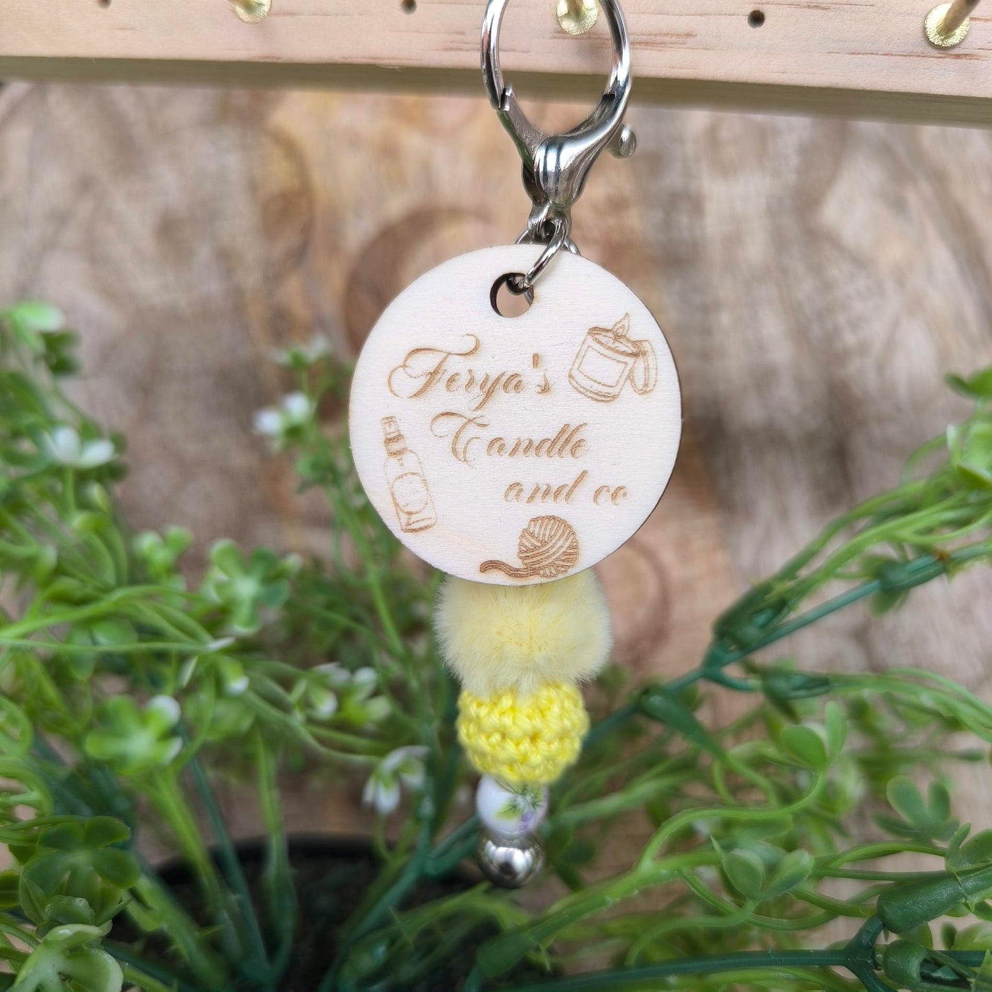 Porte-clé artisanal gravé & perles crochetées