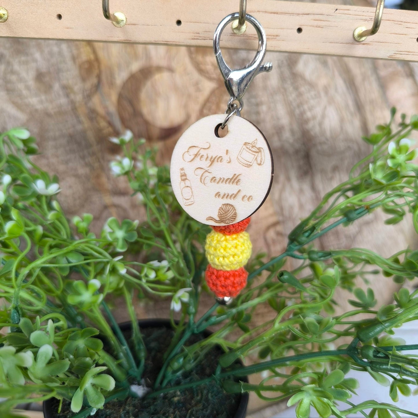 Porte-clé artisanal gravé & perles crochetées