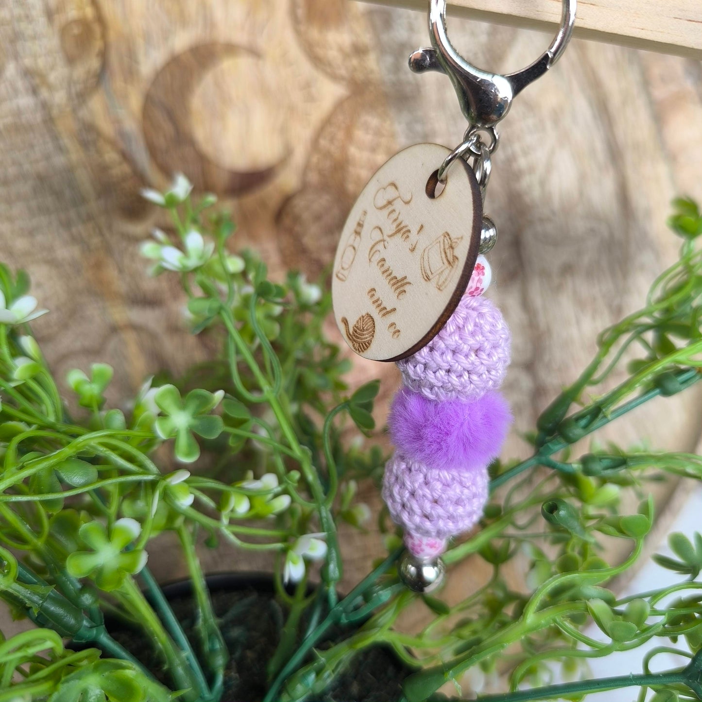 Porte-clé artisanal gravé & perles crochetées