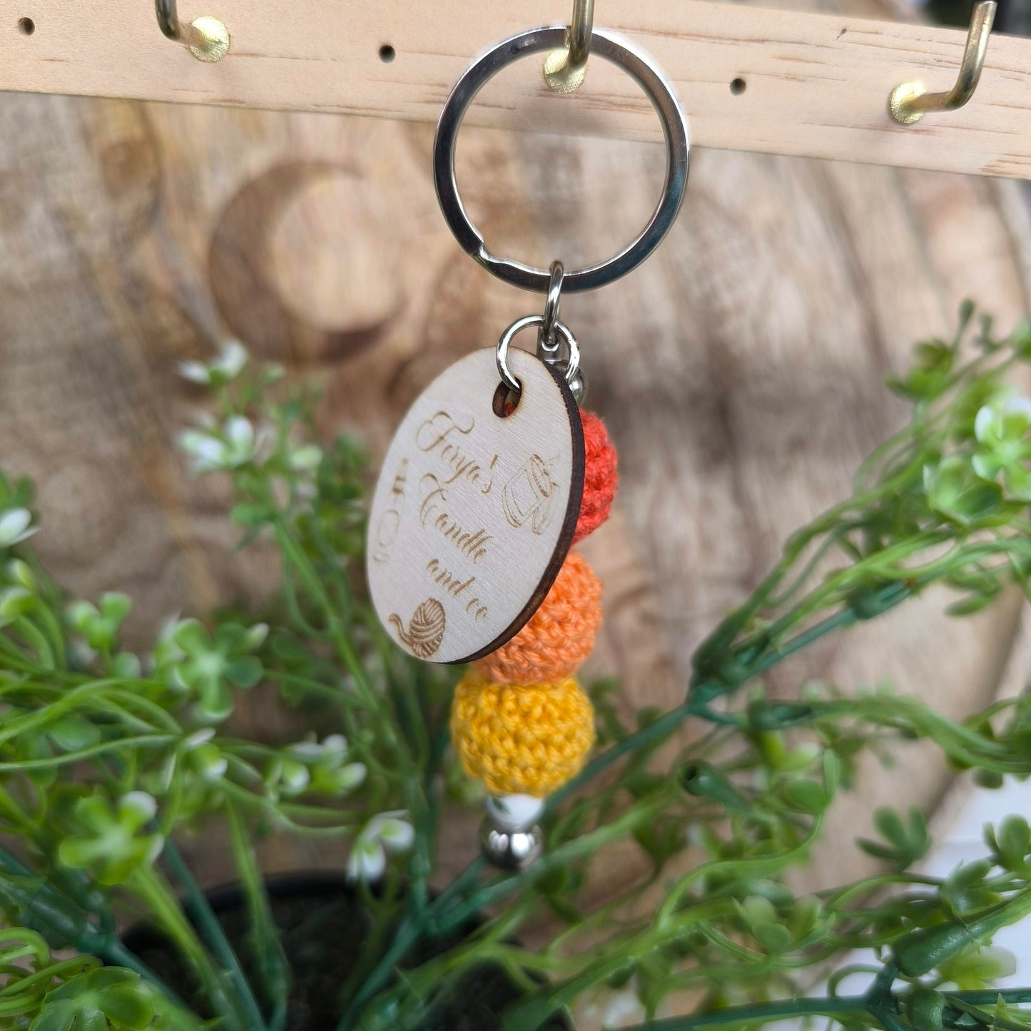 Porte-clé artisanal gravé & perles crochetées