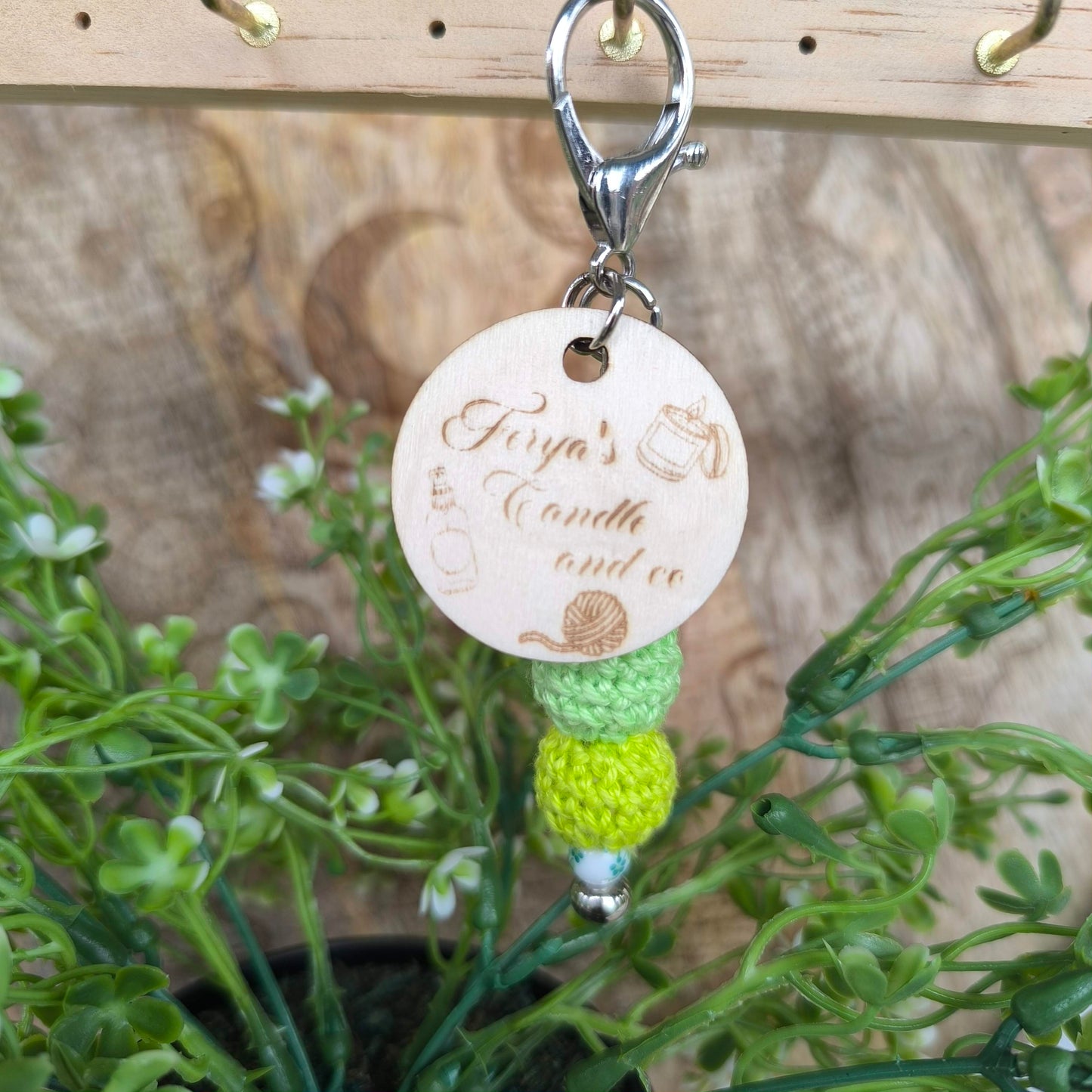Porte-clé artisanal gravé & perles crochetées