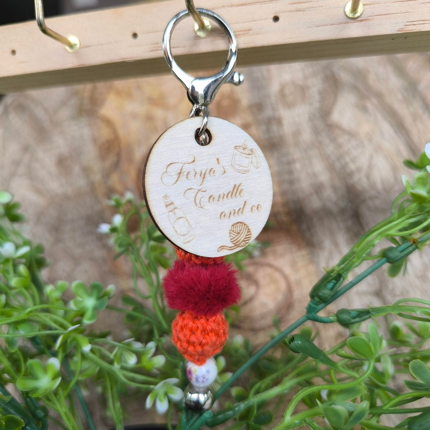 Porte-clé artisanal gravé & perles crochetées