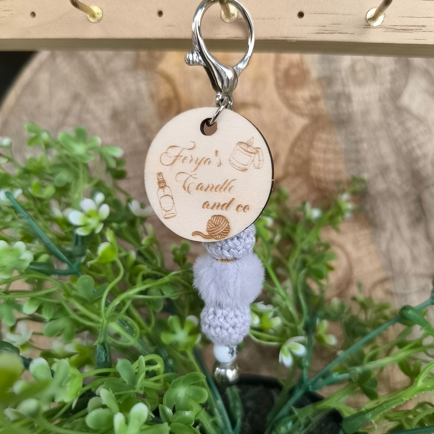 Porte-clé artisanal gravé & perles crochetées