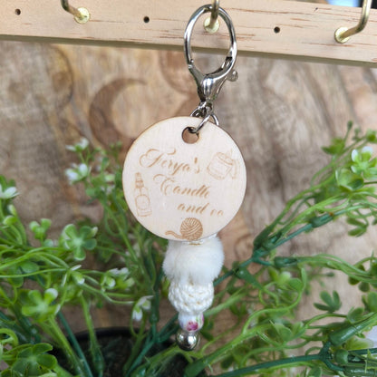 Porte-clé artisanal gravé & perles crochetées