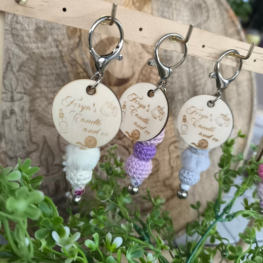 Porte-clé artisanal gravé & perles crochetées