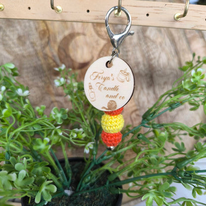 Porte-clé artisanal gravé & perles crochetées