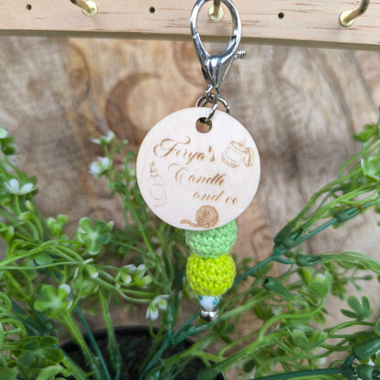 Porte-clé artisanal gravé & perles crochetées